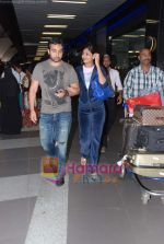 Shilpa Shetty, Raj Kundra snapped as they return from Singapore tonite in  Airport on 9th Sept 2010 (3).JPG